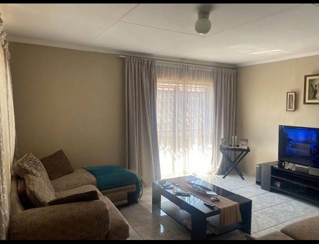 2 BEDROOM HOUSE FOR SALE IN PROTEA GLEN